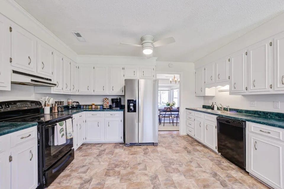 Fully functional kitchen- if something's missing, just holler!