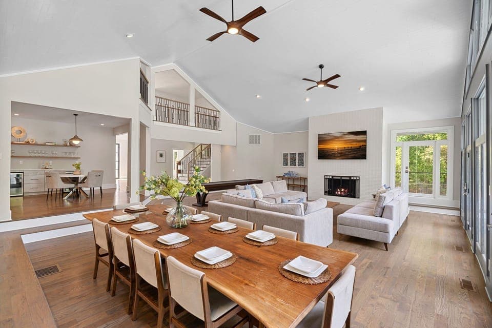 Dining area with seating for 10!