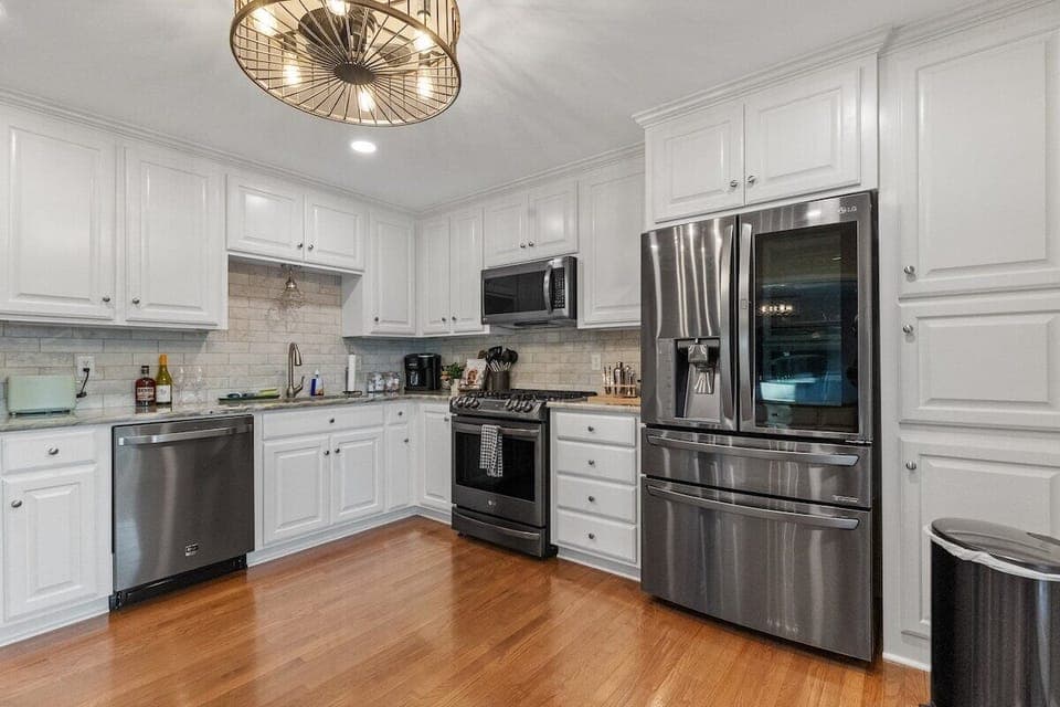 Beautiful kitchen w/ Stainless steel appliances,  Gas Range top , Keurig Duo Coffee maker, Oversized fridge, Air Fryer, Toaster. 