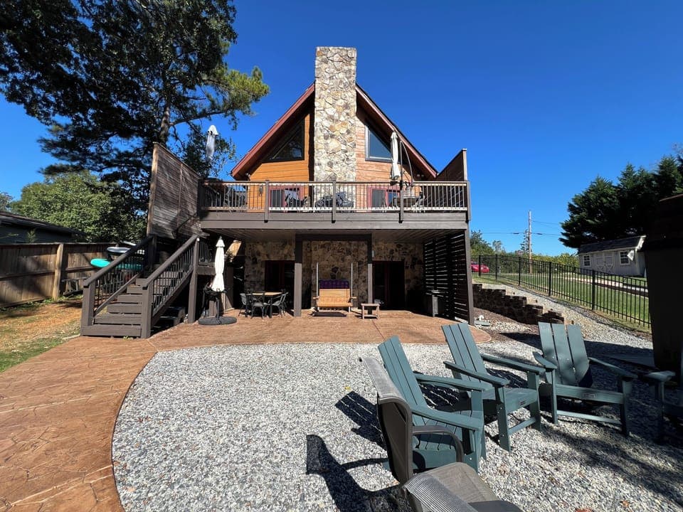 Newly renovated interior and exterior. Lake side view. Upper and lower decks.