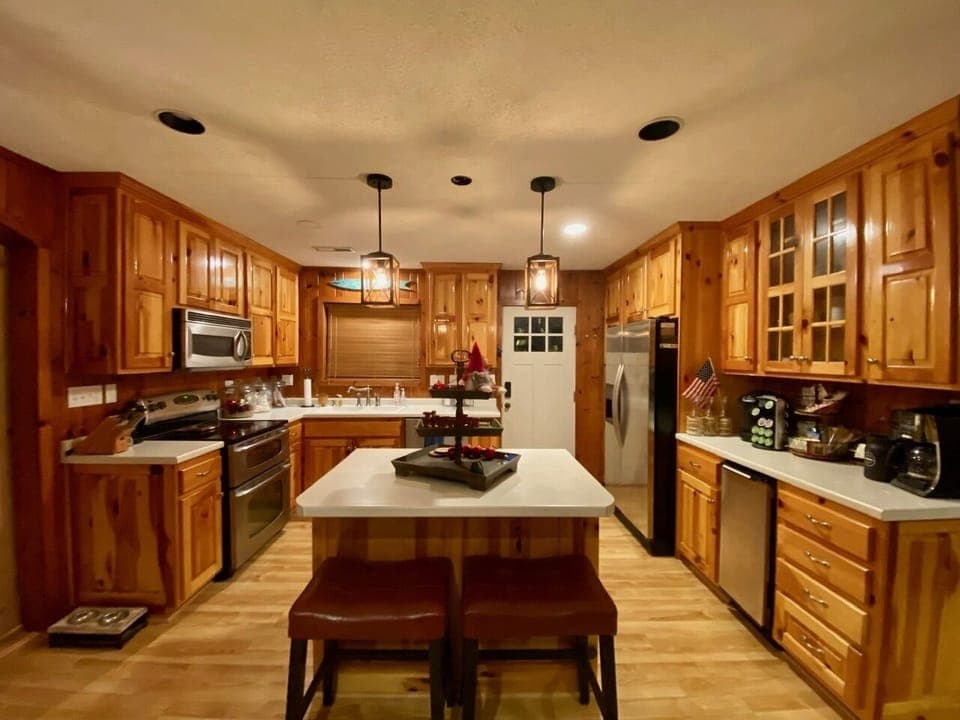 Open concept living w/comfortable relaxing atmosphere w/amazing 
waterfront view