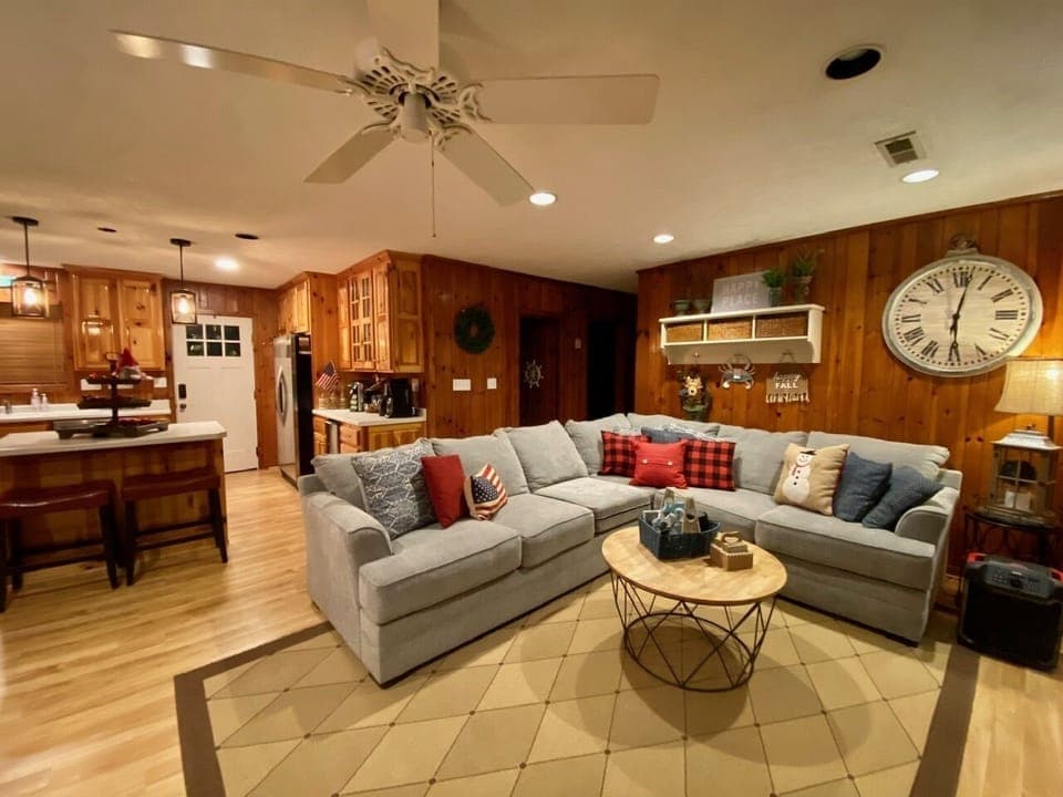 Open concept living w/comfortable relaxing atmosphere w/amazing 
waterfront view