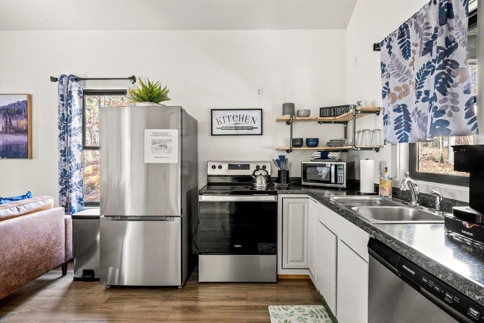 Full kitchen 