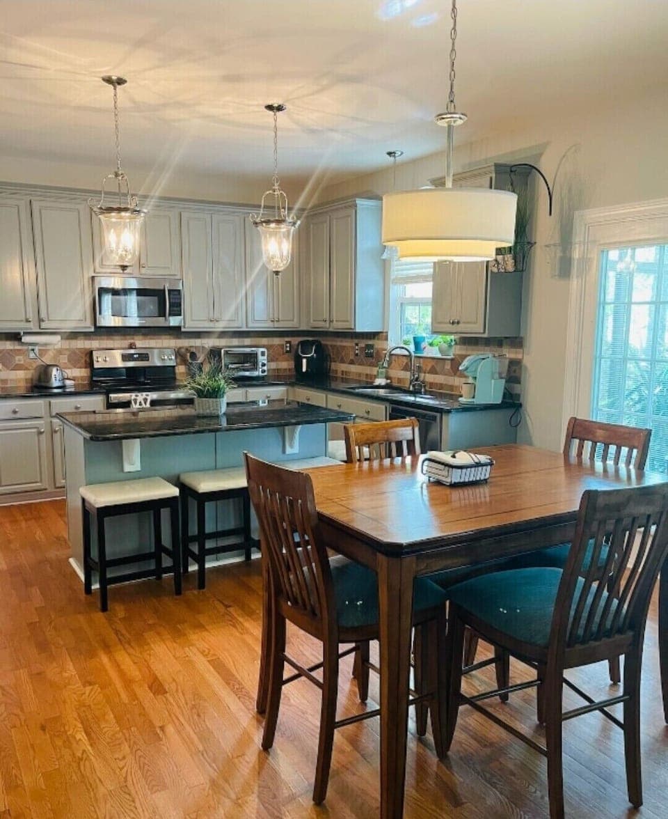Full kitchen w/ table/seating for 4, Island seating for 4.