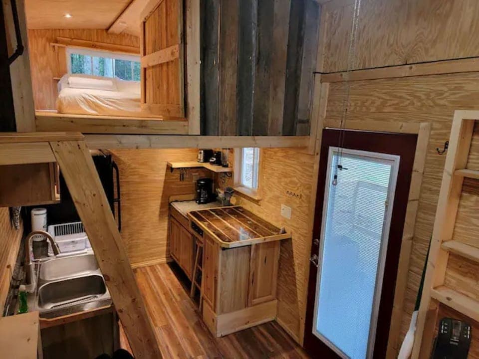 Smart layout with a full-size fridge! Everything you need for a cozy stay.