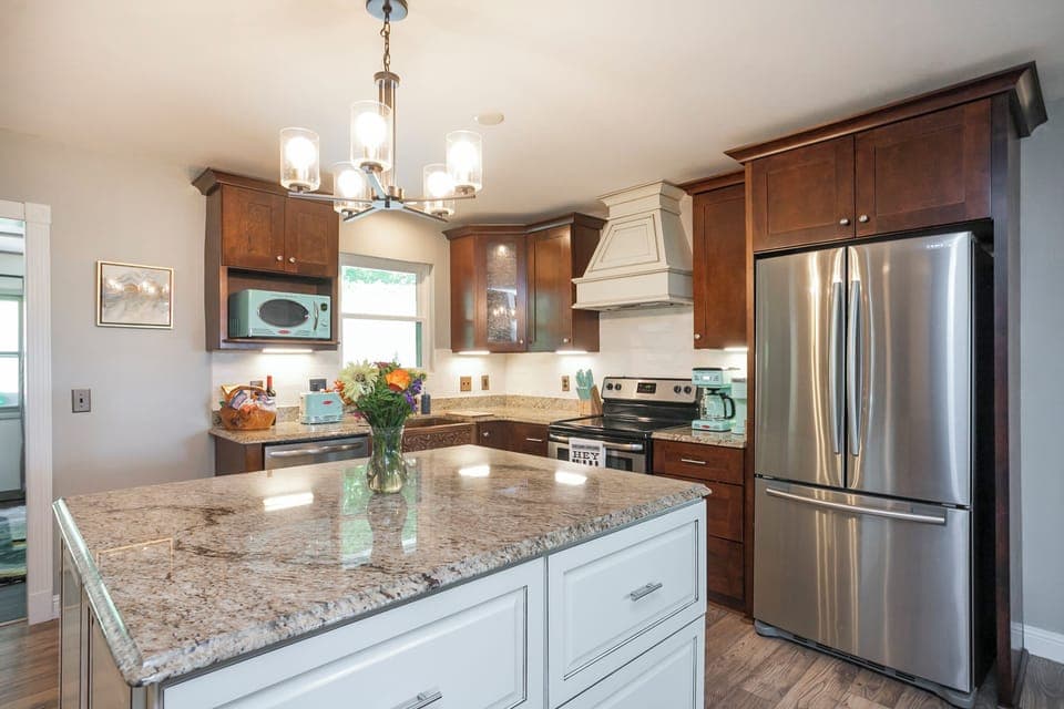 Kitchen, cookware, utensils, plates, bar, everything you need to make meals