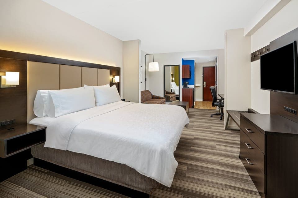 Hypo-allergenic bedding, in-room safe, desk, laptop workspace