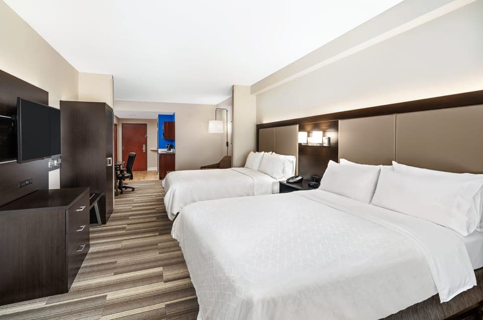 Hypo-allergenic bedding, in-room safe, desk, laptop workspace