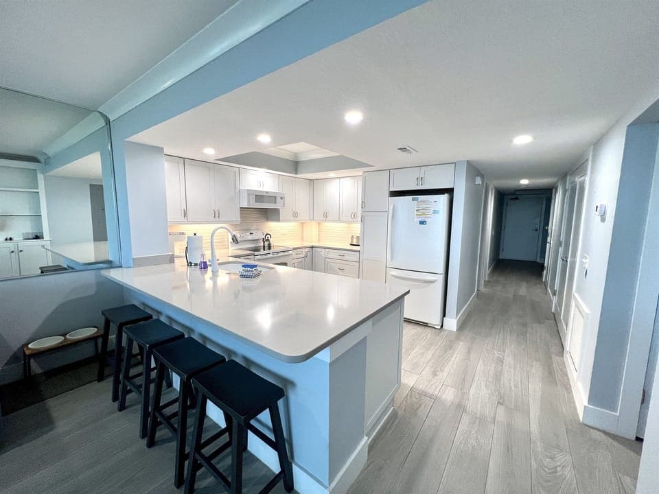 Stunning Kitchen w. Large Island