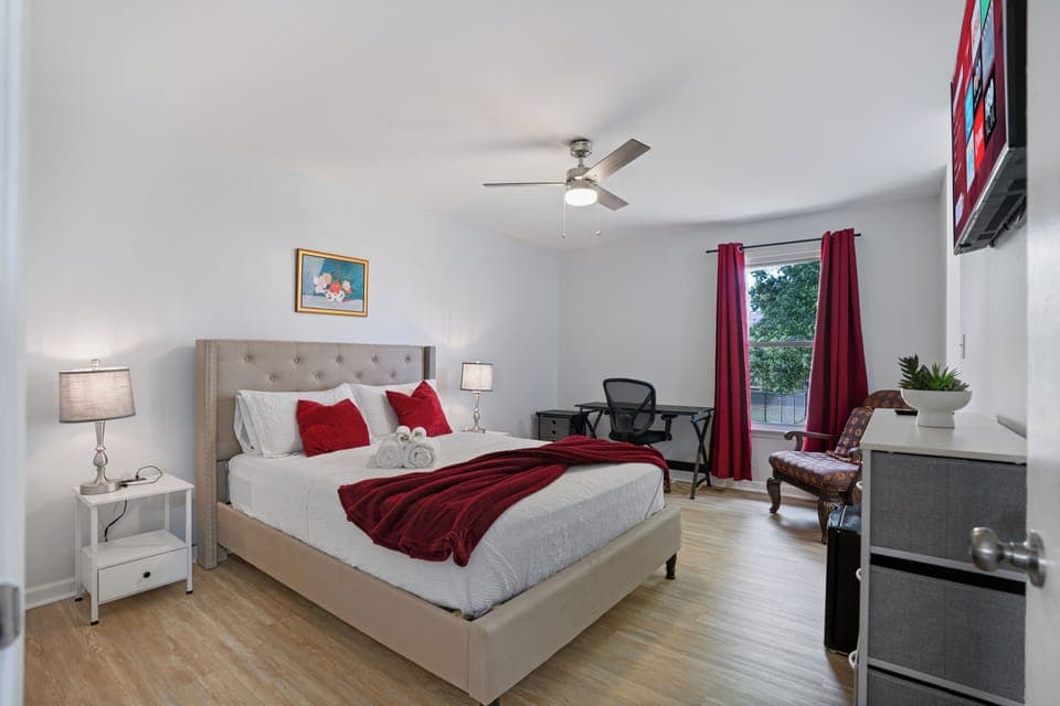 Primary Bedroom [Workspace SmartTV 43"]