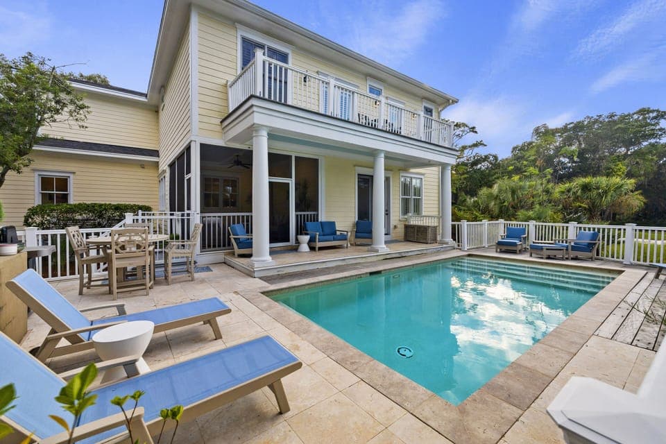 Amazing pool and golf views