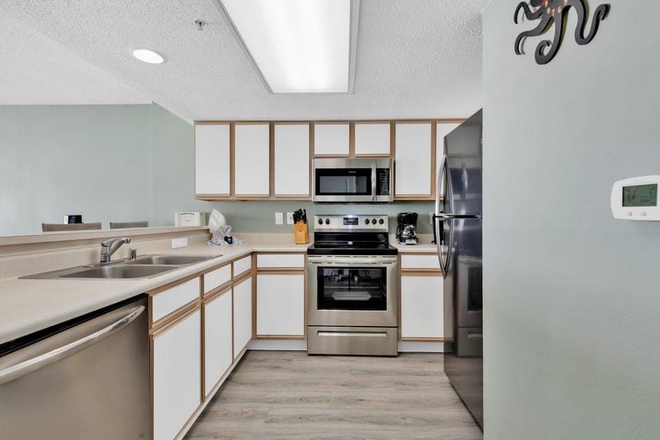 Signature Condo, 3 Bedrooms, Balcony, Ocean View | Private kitchen | Fridge, microwave, oven, stovetop