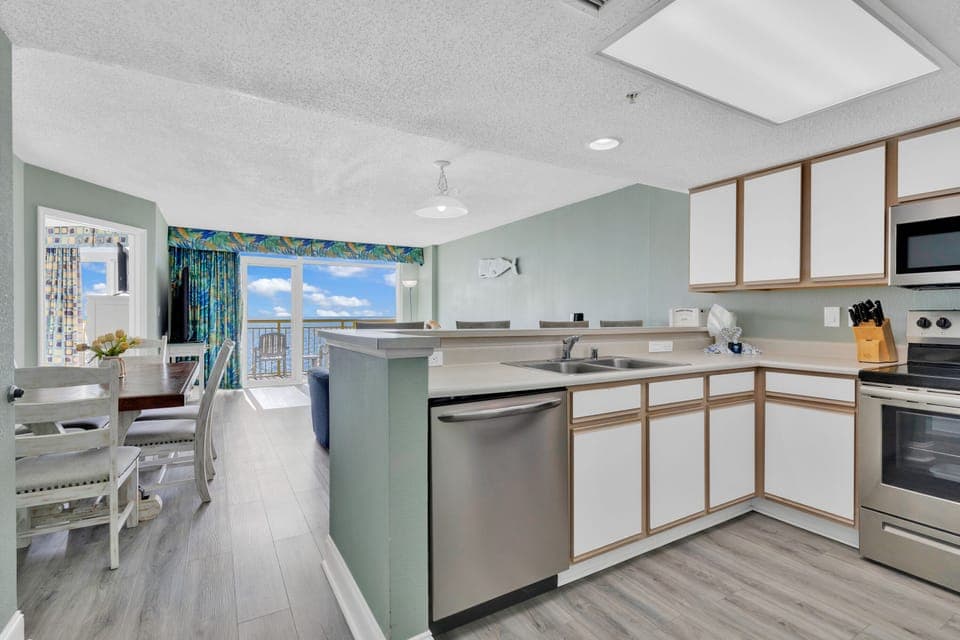 Signature Condo, 3 Bedrooms, Balcony, Ocean View | Private kitchen | Fridge, microwave, oven, stovetop