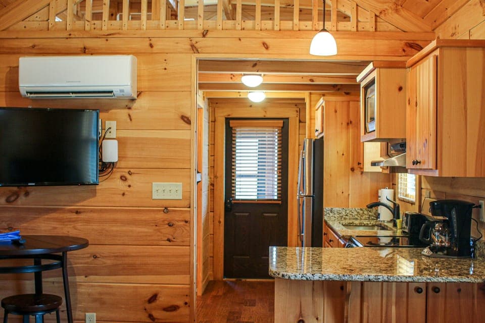 Cabin, 1 Queen Bed with Sofa bed | Blackout drapes, iron/ironing board, free WiFi