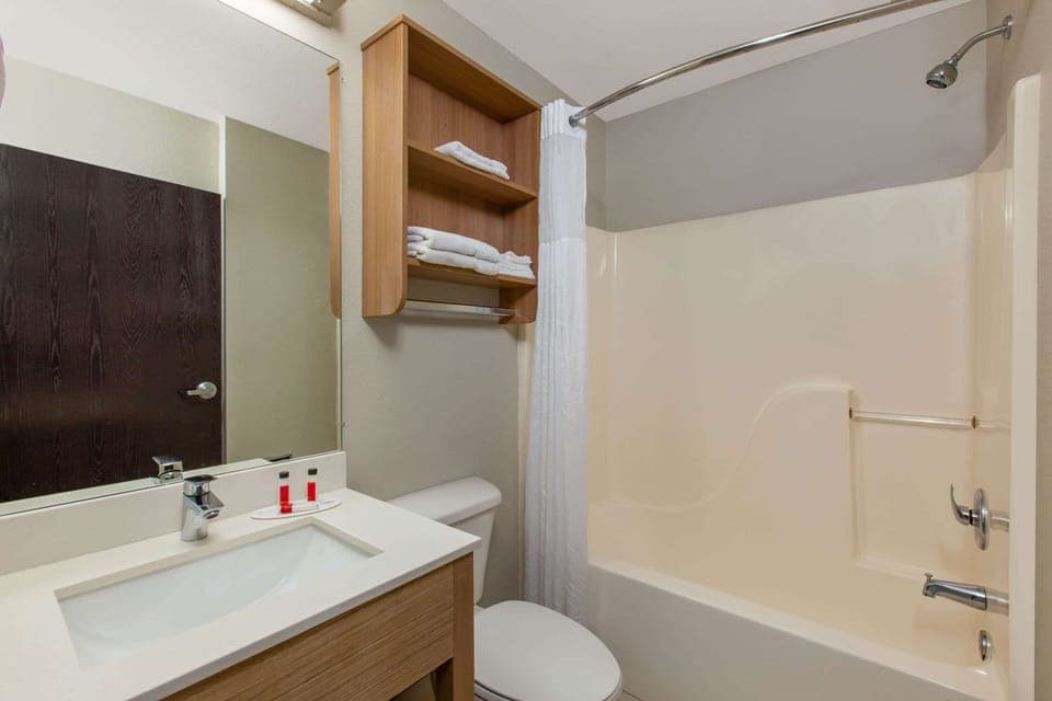 Combined shower/tub, hair dryer, towels