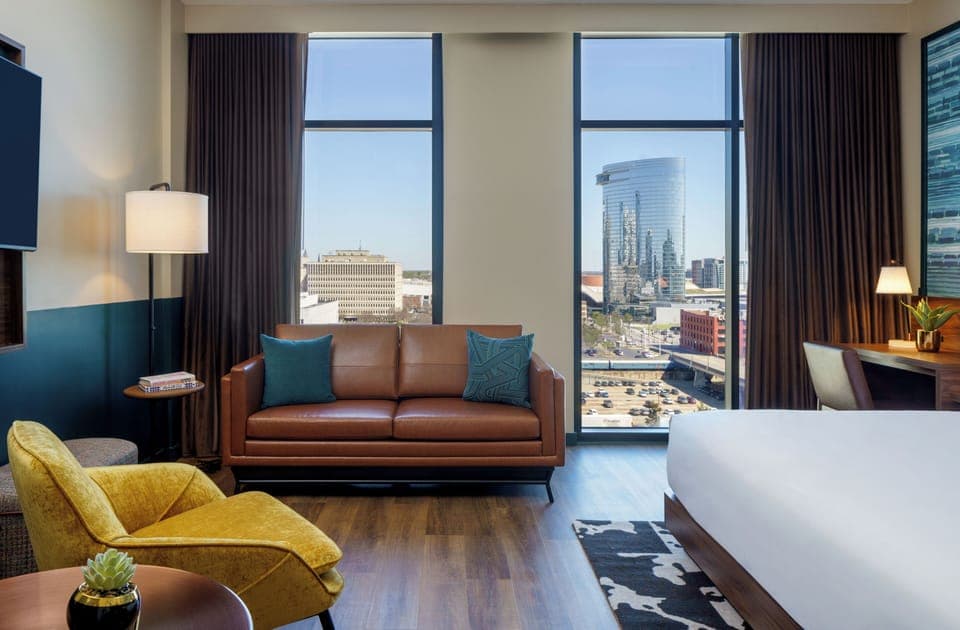 Deluxe Room, 1 King Bed (High Floor) | Hypo-allergenic bedding, in-room safe, blackout drapes