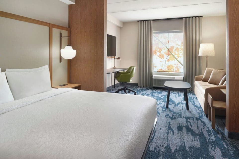 Suite, 1 King Bed with Sofa bed | Blackout drapes, free WiFi, bed sheets