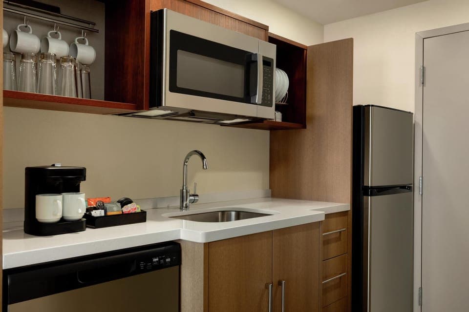 Studio Suite, 2 Queen Beds | Private kitchen