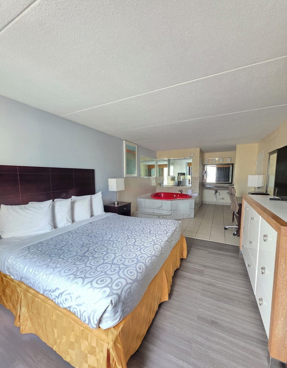 Single Room, 1 King Bed, Non Smoking, Jetted Tub | Premium bedding, pillowtop beds, in-room safe, desk