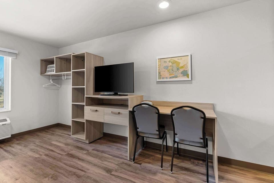 Suite, 1 King Bed, Non Smoking | Laptop workspace, free WiFi, bed sheets