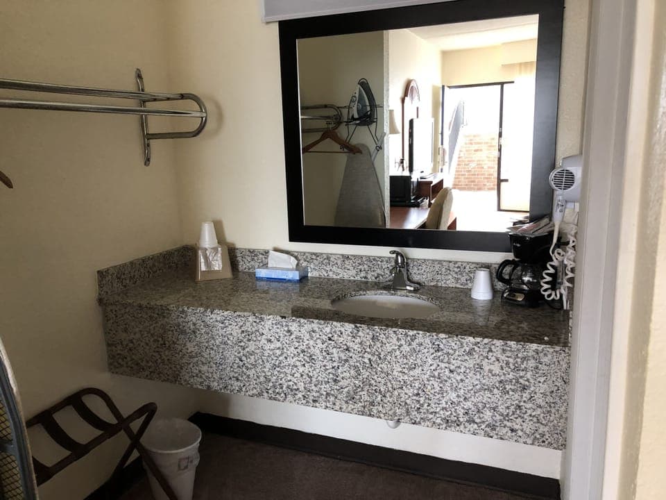 Combined shower/tub, free toiletries, hair dryer, towels