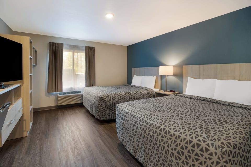 Laptop workspace, blackout drapes, iron/ironing board, free WiFi