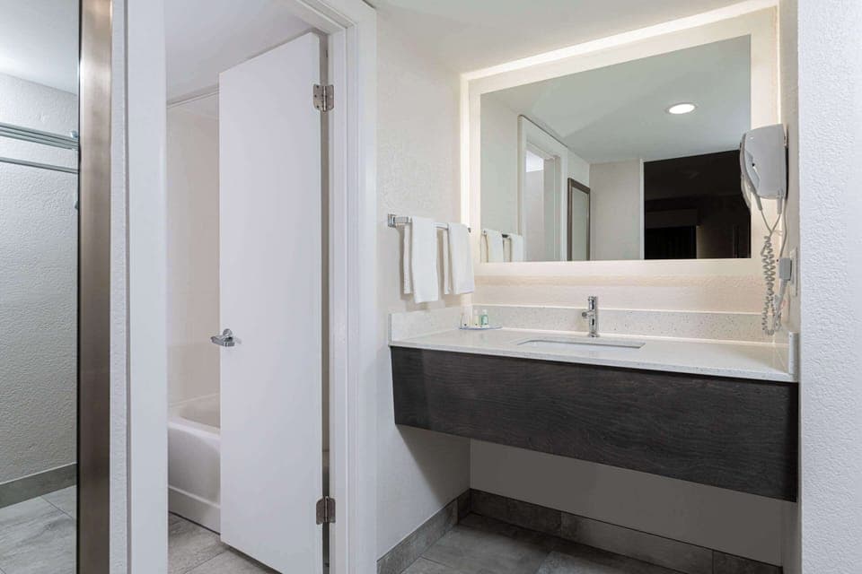 Combined shower/tub, hair dryer, towels