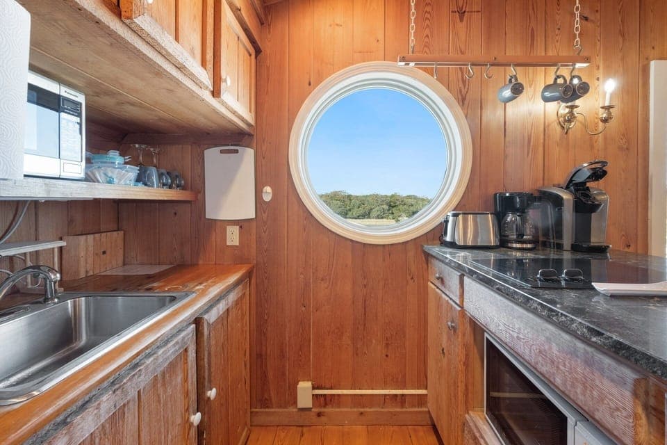 House, Multiple Bedrooms | Private kitchen | Fridge, oven, coffee/tea maker, toaster
