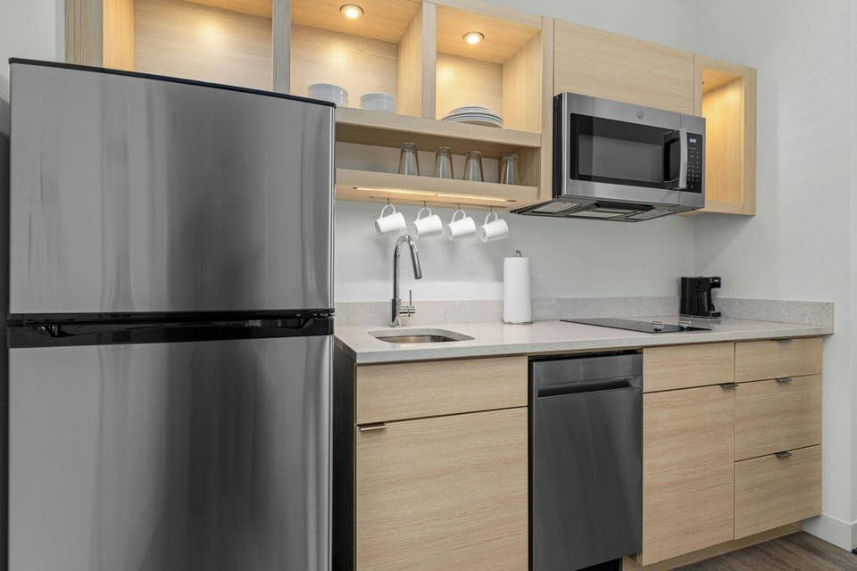 Full-size fridge, microwave, stovetop, dishwasher