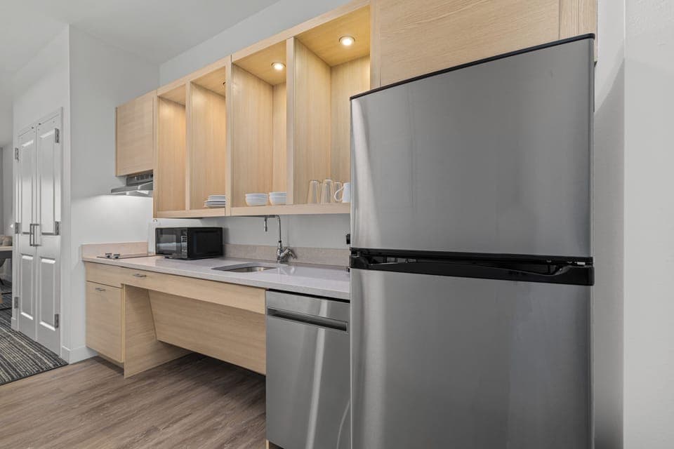 Full-size fridge, microwave, stovetop, dishwasher