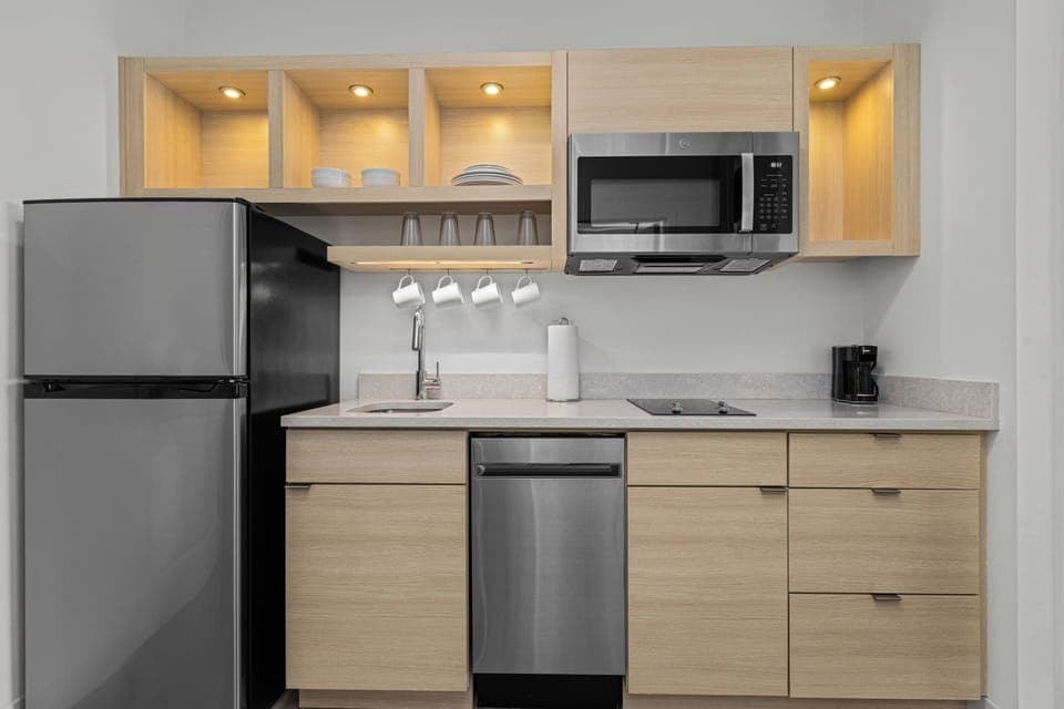 Full-size fridge, microwave, stovetop, dishwasher