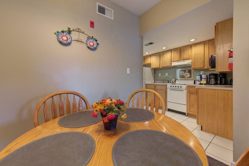 Condo, 1 King Bed with Sofa bed, Kitchen (Colonial Crest Condo Unit #113) | Dining