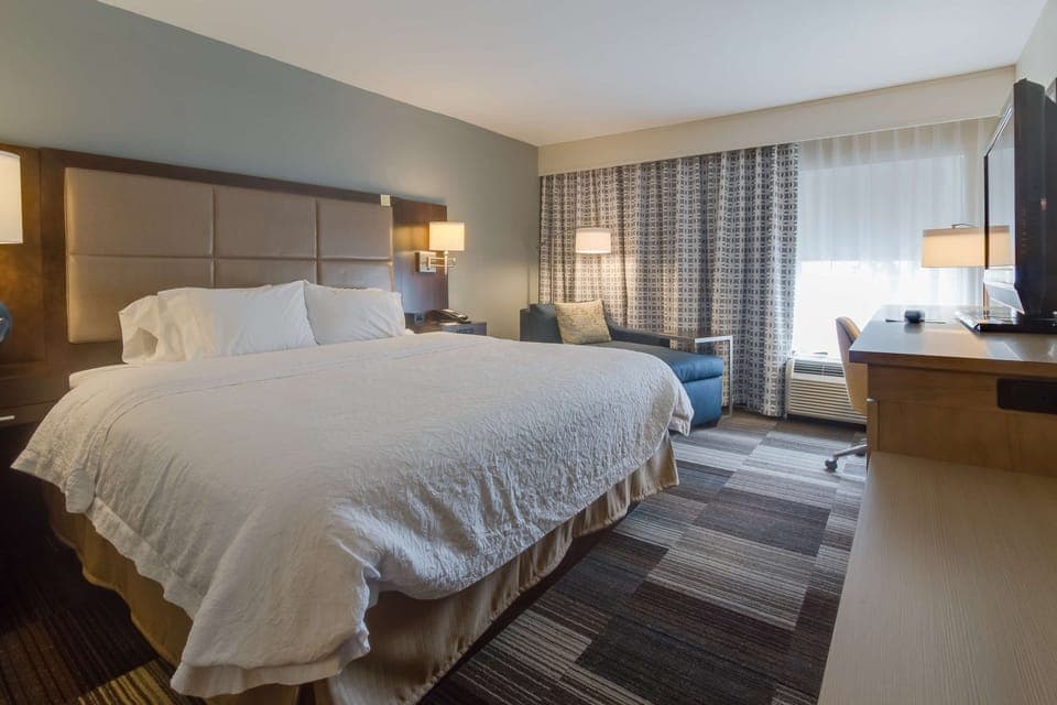 One King Bed, Non-Smoking | Minibar, in-room safe, laptop workspace, blackout drapes
