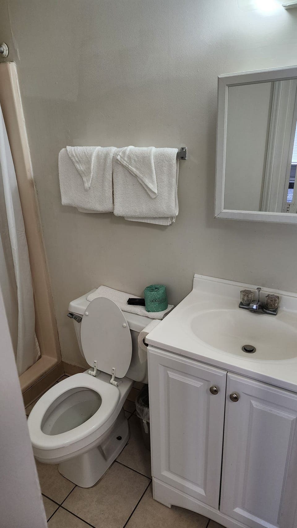 Combined shower/tub, towels, toilet paper