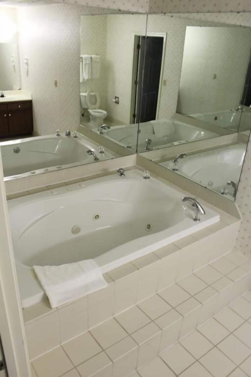 King Room with Spa Bath | Desk, blackout drapes, soundproofing, free WiFi