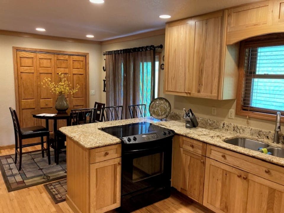 Signature House, 3 Bedrooms, Patio, Mountain View | Private kitchen | Fridge, microwave, oven, stovetop