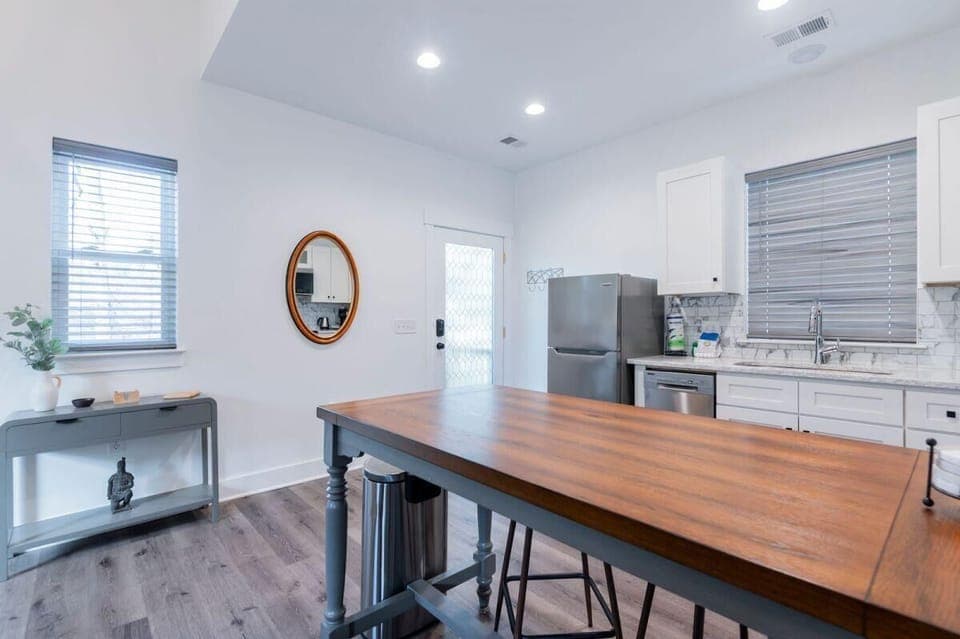 Studio, 1 King Bed, Kitchen, Garden View (Old Town Loft) | Private kitchen | Fridge, microwave, oven, stovetop