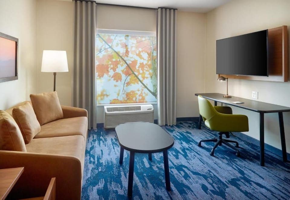 Room, 1 King Bed (View) | Free WiFi, bed sheets