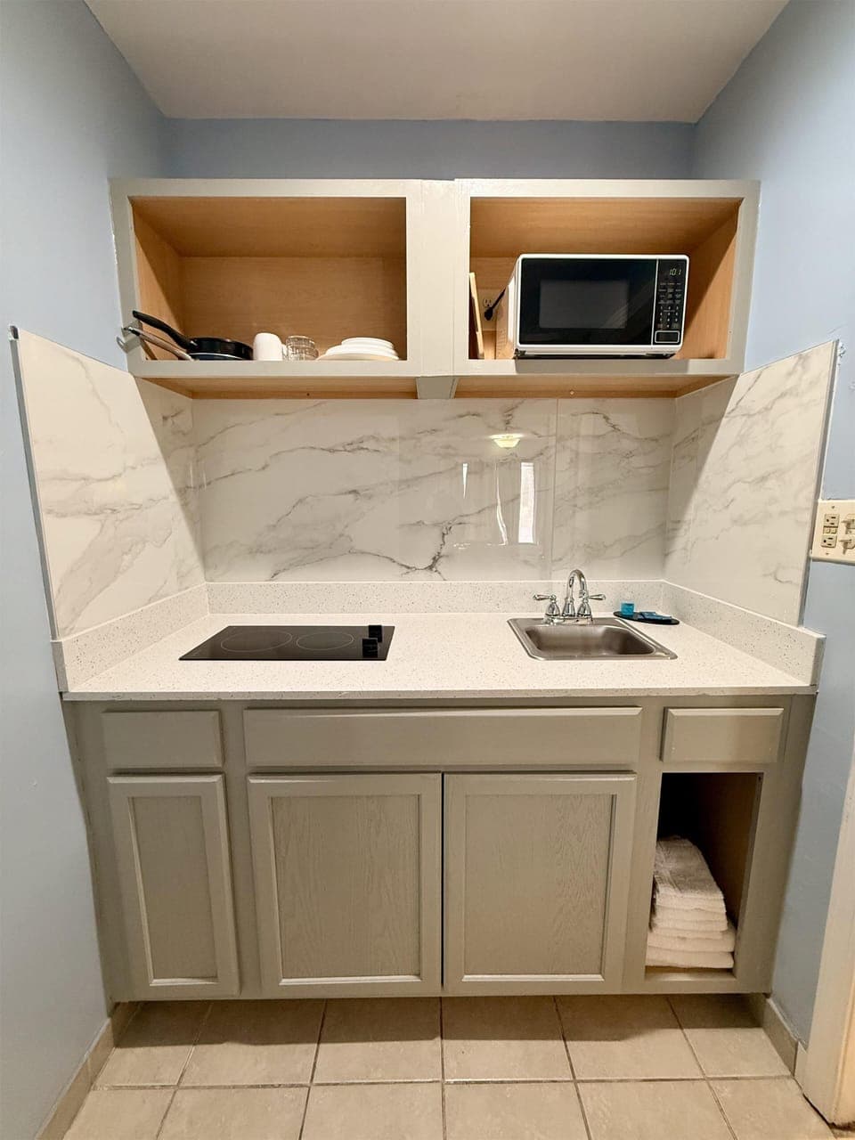 Room, 1 King Bed, Smoking, Kitchenette | Private kitchenette | Full-size fridge, microwave, coffee/tea maker