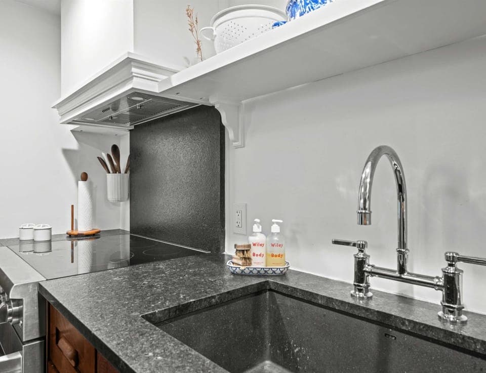 House, Multiple Beds, Patio, Garden View (The Franklin House) | Private kitchen