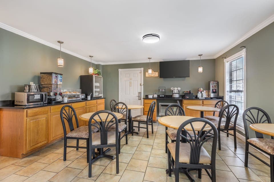 Free daily continental breakfast