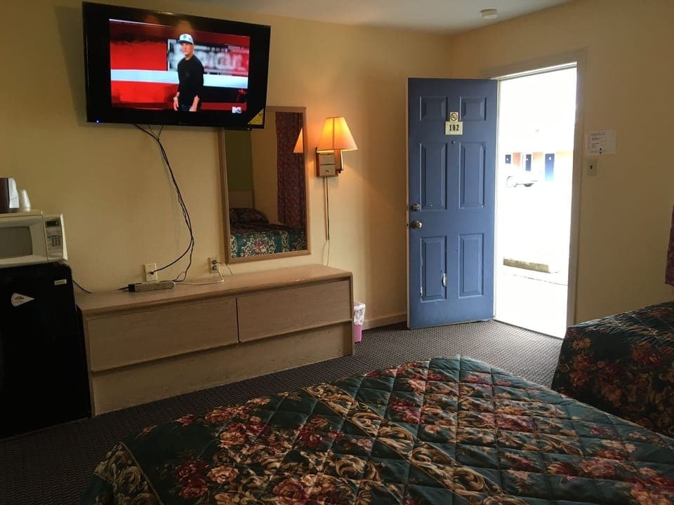 Desk, rollaway beds, free WiFi