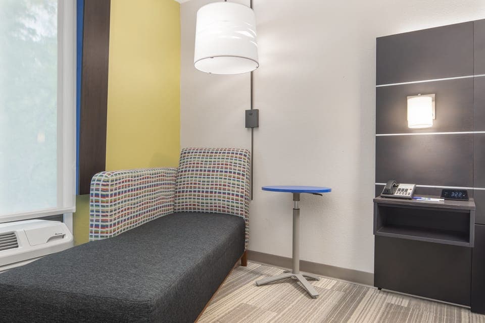 Standard Room, 1 King Bed | Premium bedding, in-room safe, desk, laptop workspace