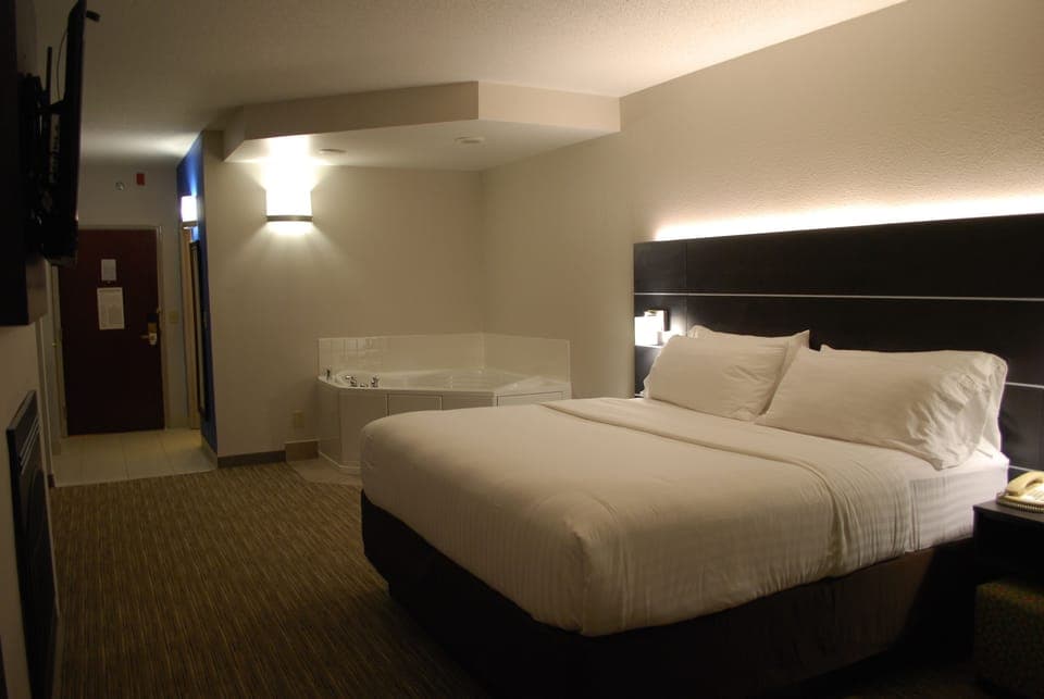 Standard Room, 1 King Bed | Desk, iron/ironing board, cribs/infant beds, free WiFi