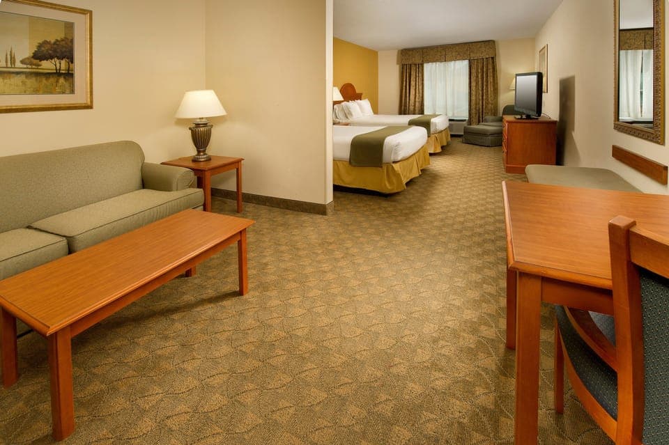 In-room safe, desk, iron/ironing board, free WiFi