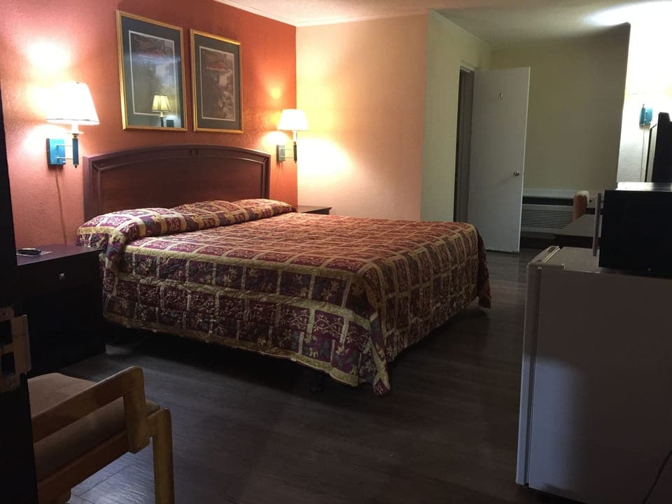 Room, 1 King Bed | Individually decorated, individually furnished, desk, laptop workspace