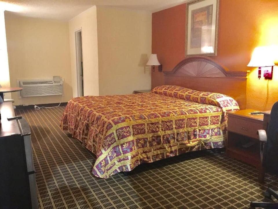 Room, 1 King Bed | Individually decorated, individually furnished, desk, laptop workspace