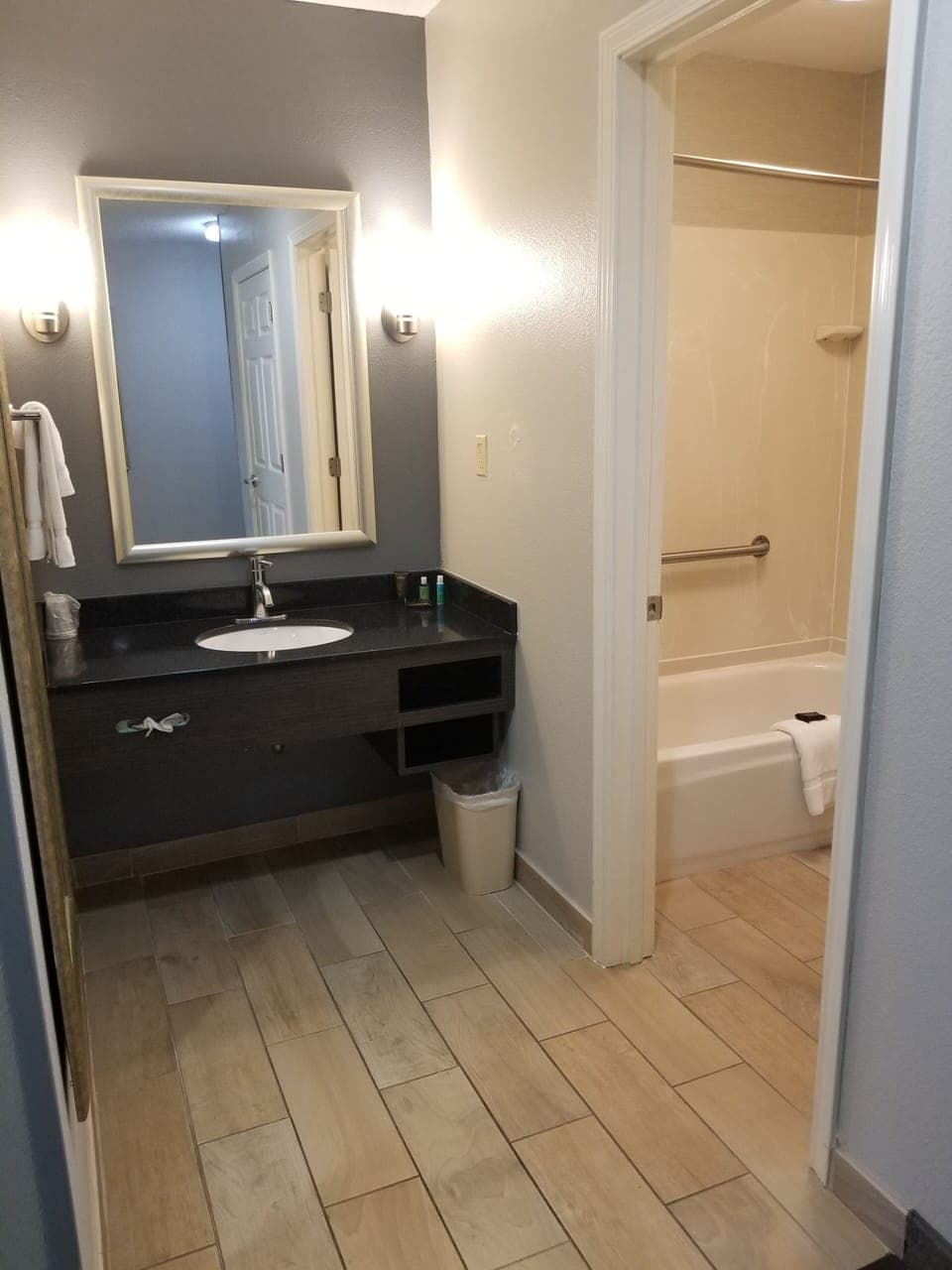 Combined shower/tub, hair dryer, towels