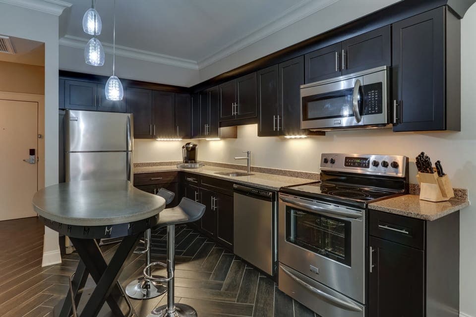 Regal mid-King Suite | Private kitchen | Full-size fridge, microwave, oven, stovetop