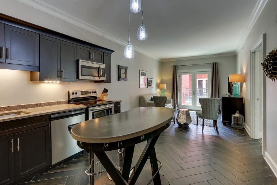 Regal mid-King Suite | In-room dining